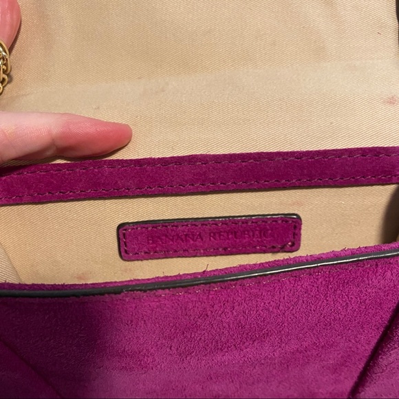 Pink velvet crossover bag with gold chain - Picture 3 of 6